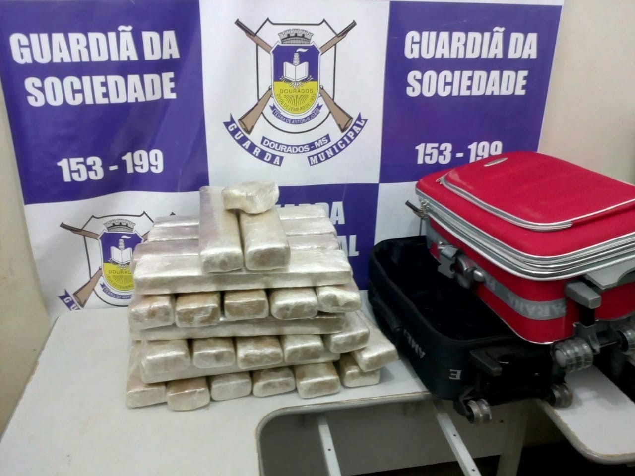 Jovens são flagradas com mala cheia de drogas na rodoviária de Dourados