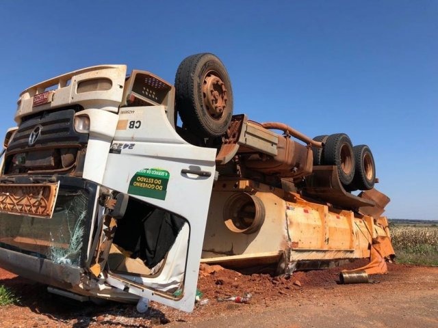 Motorista perde controle e caminhão carregado com cascalho tomba