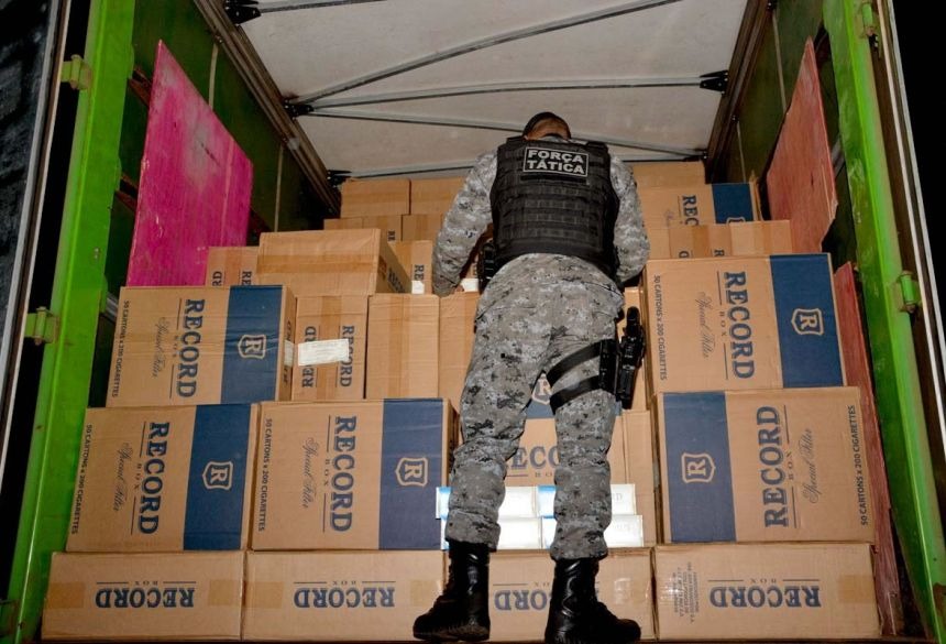 Força Tática apreende carreta com 75 mil pacotes de cigarros em Deodápolis