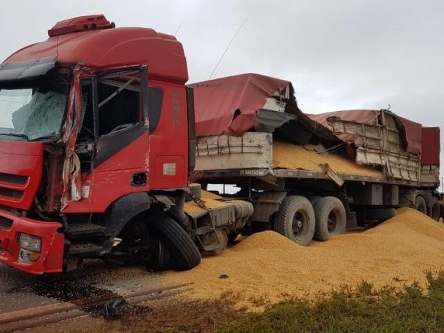 Caminhões batem de frente e carga de milho cobre asfalto na MS-386
