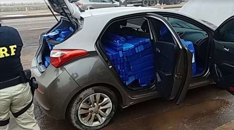 Droga em HB20 pesou mais de 600kg e munições também foram encontradas