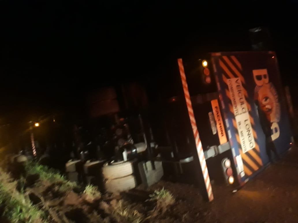 Carreta carregada com cerveja tombou após motorista perder o controle do veículo na curva próximo a Lagoa Bonita 