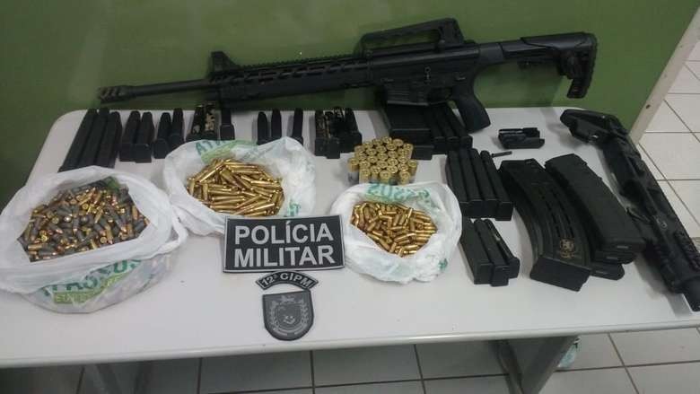 Homem é preso com munições de fuzil, drogas e arma a bordo de caminhonete roubada