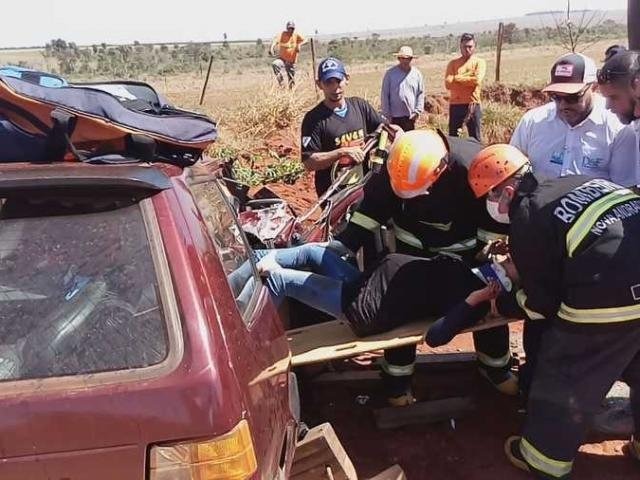 Gestante fica presa às ferragens após carro ser atingido por caminhão