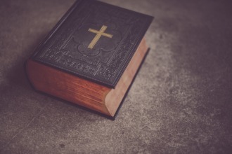 Adolescente surtado bate na mãe, come Bíblia e rasga dinheiro em Campo Grande