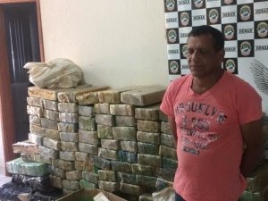 Motorista é preso com 1 tonelada de maconha em fundo falso de caminhão