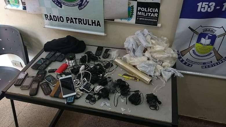 Dupla é detida com 16 celulares que seriam arremessados para o interior da PED