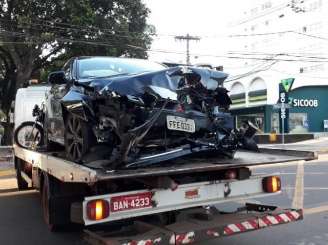 Motorista bate em placa de bloqueio e vai parar em calçada de farmácia