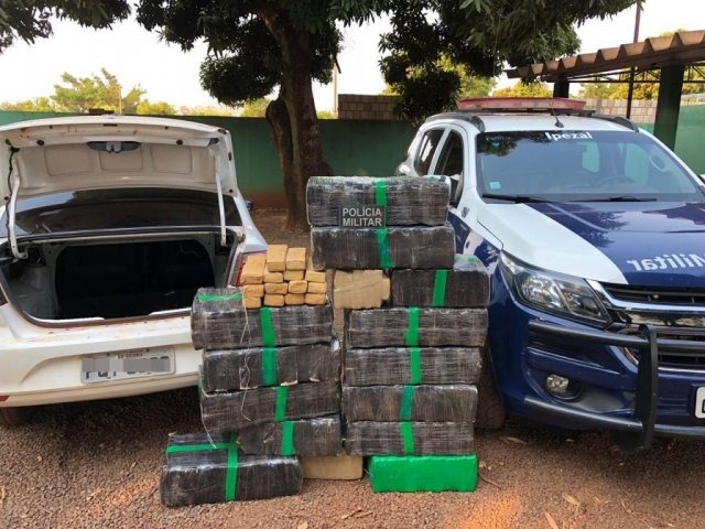 Após perseguição, traficante abandona carro com 300 quilos de maconha