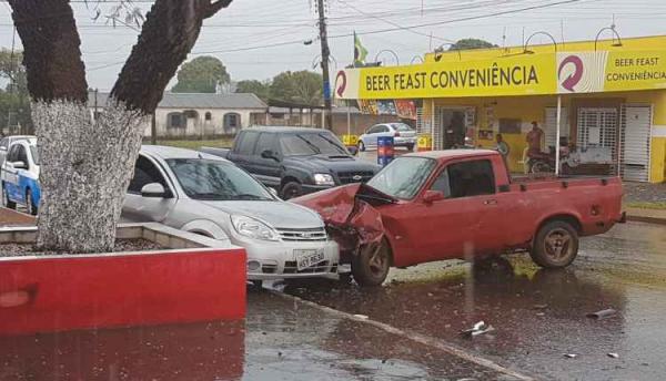 Motorista tenta atropelar mulher, bate carro, ameaça testemunhas e foge