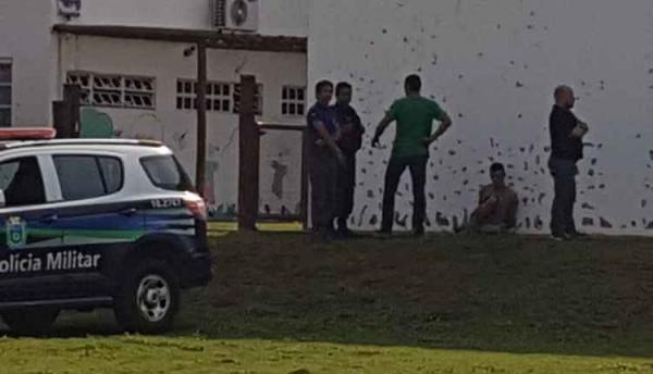 Rapaz diz estar sendo seguido, invade escola e é imobilizado por professor de taekwondo