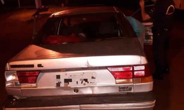 De tão bêbado, motorista tem a chave do carro tomada e acaba preso