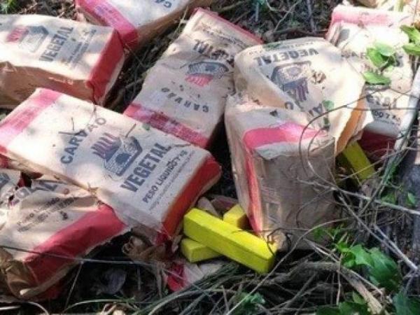 Jovem capota picape com 479 quilos de maconha em sacos de carvão