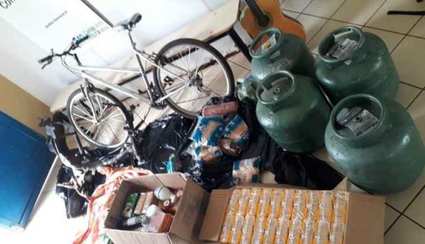 Bando ‘faz a limpa’ em centro infantil e furta até comida de crianças