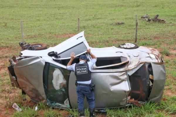 Traficante capota carro carregado com maconha na MS-040 e foge