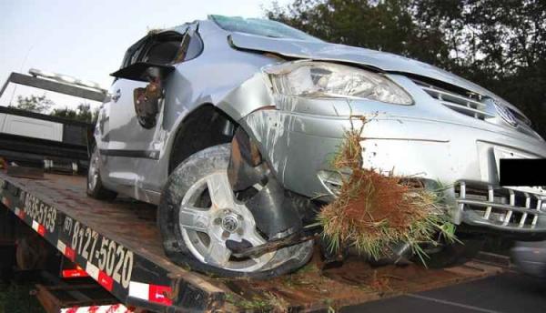 Motorista fica ferida após bater em canteiro e capotar carro em rodovia