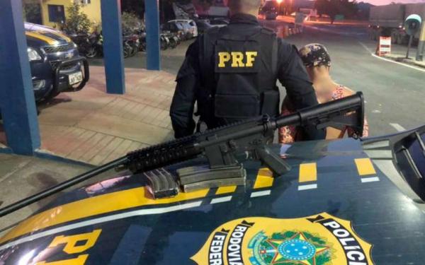 Mulher de 30 anos é flagrada com fuzil AR-15 no interior de ônibus