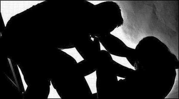 Dentro bar, homens agridem e arrancam tufos de cabelo de mulher