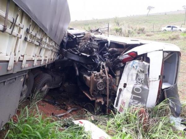 Colisão de carreta em ônibus deixa motorista preso às ferragens