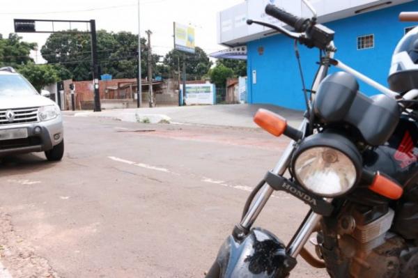 Menina de 7 anos é atropelada após descer correndo do carro em avenida