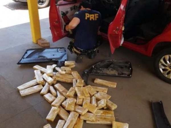 Jovens são flagrados com droga que seria entregue no Guarujá