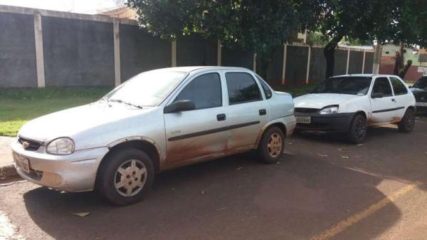 Bandidos atiram contra viatura e abandonam carro tomado em assalto
