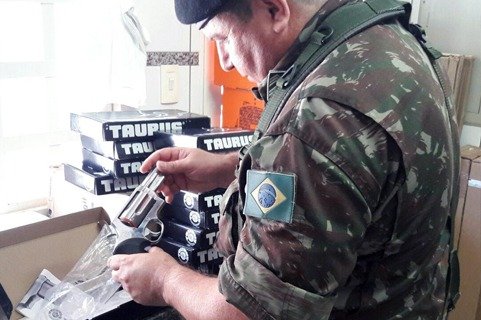Exército apreende munições e autua 5 empresas em operação
