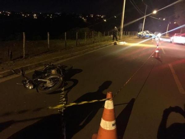 Motociclista morre ao tentar ultrapassagem e atingir poste