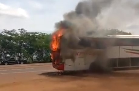 Ônibus pega fogo na BR-163 e passageiros não ficam feridos