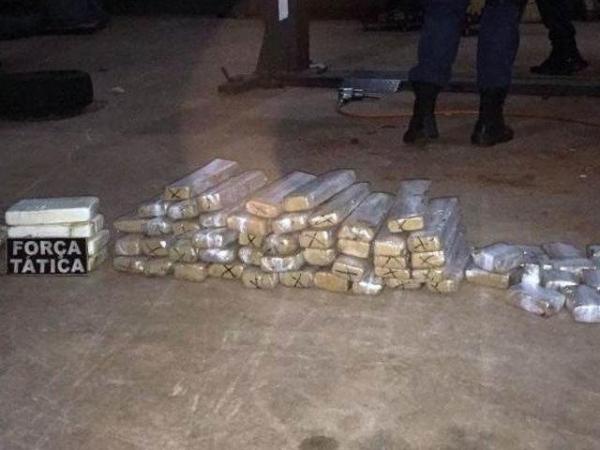 Traficante é flagrado com maconha, haxixe e cocaína sob lataria de veículo