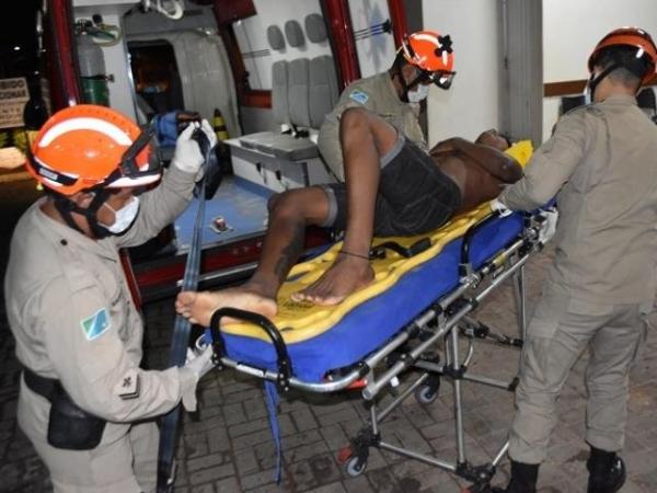 Jovem é baleado no peito na frente da própria casa