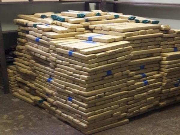 Trio tenta fugir com uma tonelada de maconha e acaba preso