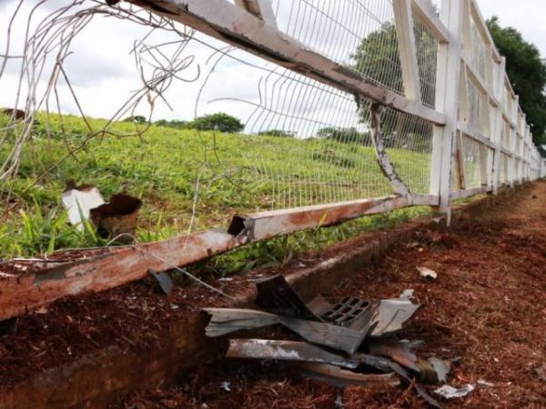 Bêbado, motorista colide em poste, destrói grade de quartel e acaba preso