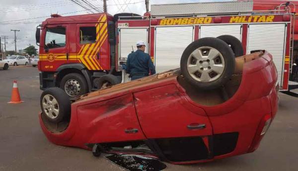 Carro é ‘lançado’ e capota após bater em Uno em cruzamento