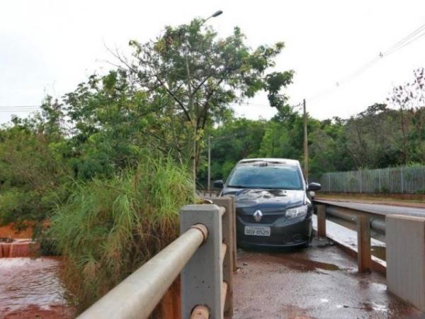 Motorista abandona veículo acidentado à margem de córrego