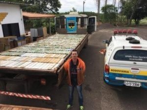 Homem é preso com meia tonelada de maconha em fundo falso de caminhão