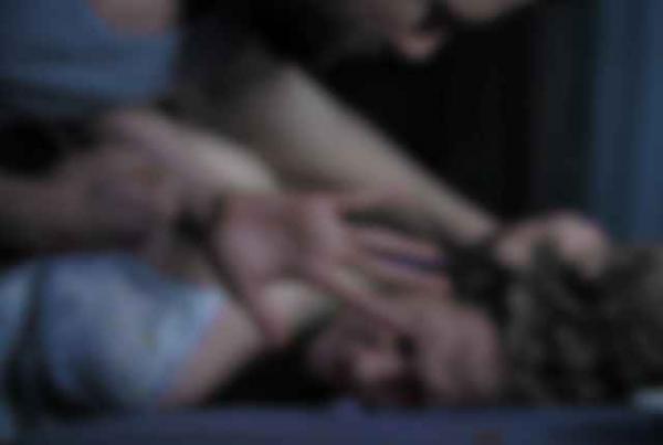 Jovem é estuprada por conhecido, ameaçada de morte e perseguida até sua casa