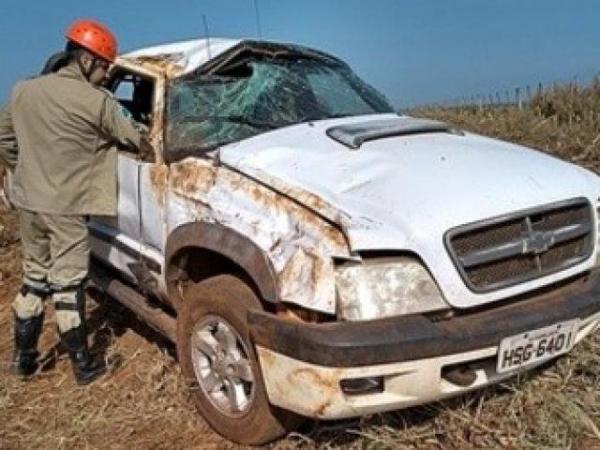 Jovem morre ao ser arremessado de caminhonete após capotagem