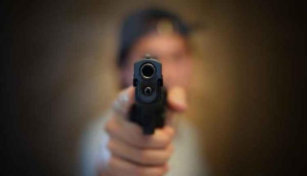 Dupla invade loja, faz clientes reféns e leva de bonés a caixas de som