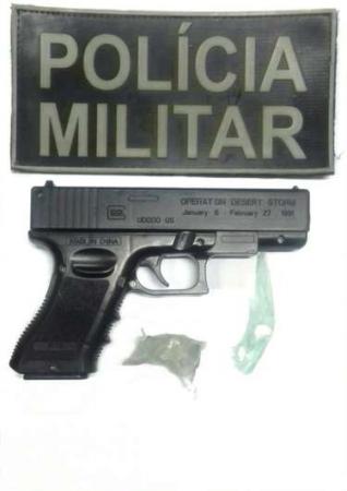 Jovem é flagrado com pistola de brinquedo e cocaína em lanchonete
