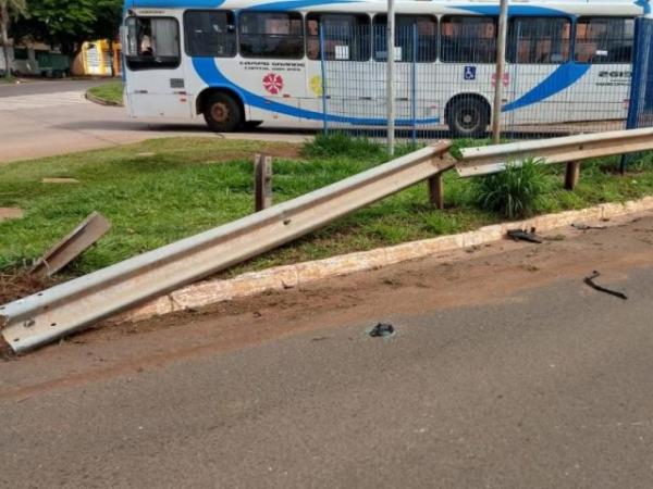 Motorista que falava ao celular morre após perder controle e bater em guard rail