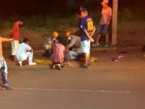Adolescente morre ao fugir da polícia e colidir motocicleta em poste