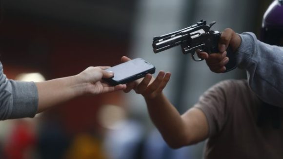 Dupla invade UPA e rouba celulares de pacientes que esperavam atendimento