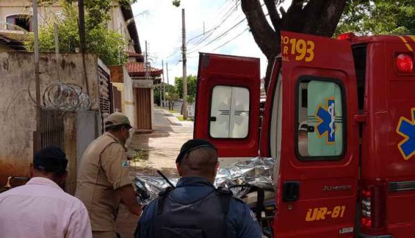 ‘Muito sangue pela casa’: PM flagra homem agredindo mulher a marteladas e pauladas