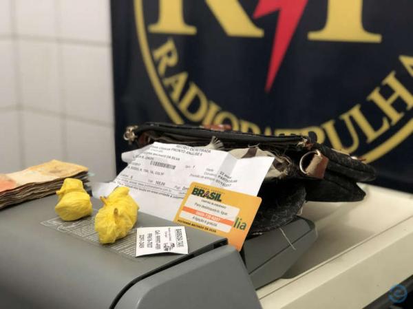 Durante faxina, madrasta encontra droga na bolsa de enteada e aciona polícia