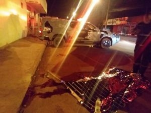 Homens usam faca e enxada para brigar e confusão termina com um morto
