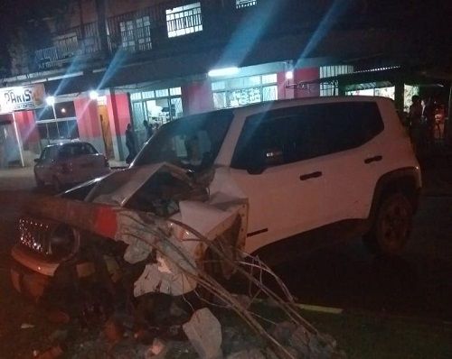 Homem bate carro de luxo e destrói poste ao tentar fugir da polícia