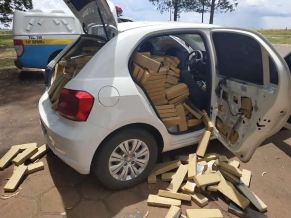 Polícia apreende 820 quilos de maconha em veículo roubado