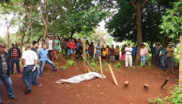 Garoto de 14 anos é encontrado morto pendurado pelas mãos em cerca