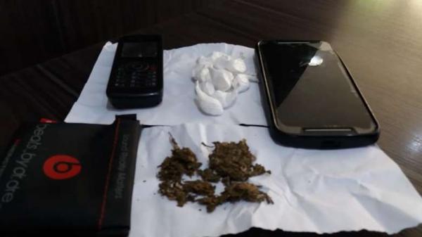 Jovem tenta dispensar drogas, mas acaba preso por tráfico no centro